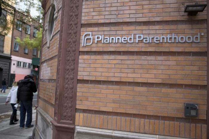 People walk past a Planned Parenthood clinic in the Manhattan borough of New York, November 28, 2015. REUTERS/Andrew Kelly