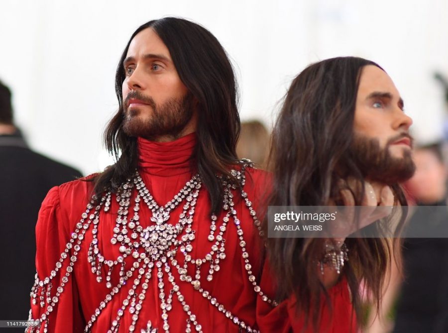 Winning best accessory of the night is Jared Leto, carrying his own severed head as his handbag. Gucci outdid themselves with this look, undoubtedly capturing the attention of every single person on that carpet. This is so sick and it isnt talked about enough. 8/10. (Photo by ANGELA WEISS/ AFP /Getty Images)
