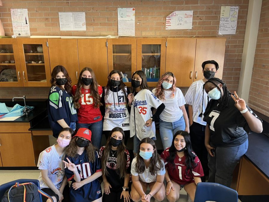 Sahuaros first 21-22 spirit week kicked off with jersey day! Cougars could wear their fave sports teams jersey from football to basketball to baseball. Pictured are student councils seniors showing their school spirit!
