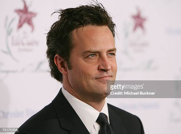 BEVERLY+HILLS%2C+CA+-+OCTOBER+14%3A++Actor+Matthew+Perry+arrives+at+the+9th+Annual+Dinner+Benefiting+the+Lili+Claire+Foundation+at+the+Beverly+Hilton+Hotel+on+October+14%2C+2006+in+Beverly+Hills%2C+California.++%28Photo+by+Michael+Buckner%2FGetty+Images%29
